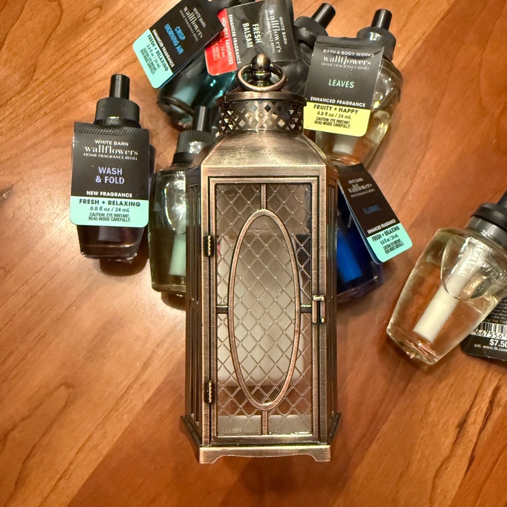 Bath & Body Works Wallflower refill bundle and plugin - Picture 2 of 4